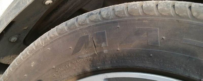 轮胎表面有细小裂纹还能使用吗