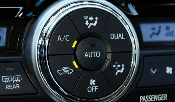 auto是什么意思车上的 是一个自动开关（共六个自动功能键）