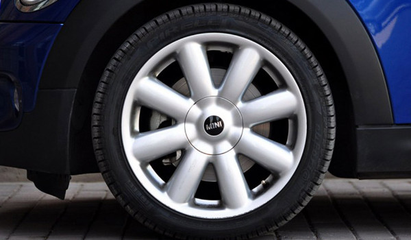 宝马mini轮胎规格 轮胎尺寸205/40 r18(采用三大顶级轮胎品牌)