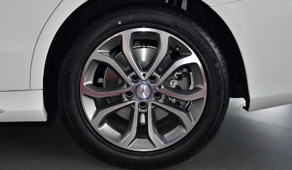 奔驰c级2022新款轮胎尺寸 奔驰c级轮胎型号(255/40 r18)