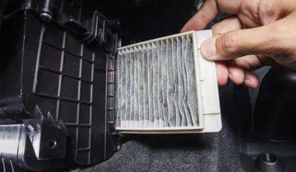 威尔法空调滤芯装在哪里 位于副驾驶手套箱的后面